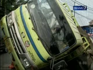 Muatan Berlebih, Truk Terguling