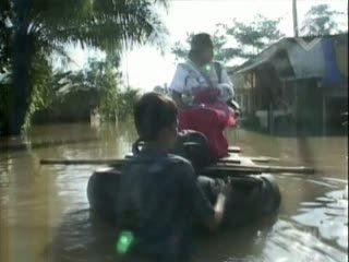 Anak Manfaatkan Waktu Jadi Ojek Rakit