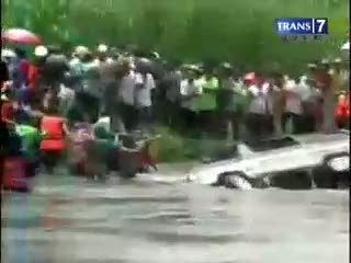 Mobil Tenggelam di Sungai, 3 Penumpang Tewas