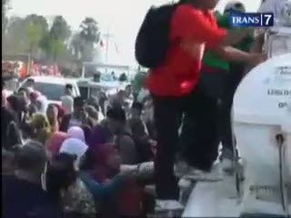 Jamaah Haji Rebutan Naik Kapal