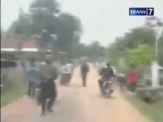 Ratusan Orang Rusak dan Bakar Rumah