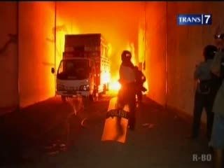 2 Desa Tawuran, Aparat Ikut Bentrok