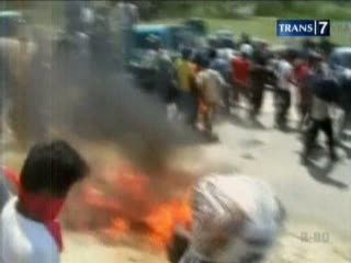 Pengunjuk Rasa Terbakar Ketika Demo