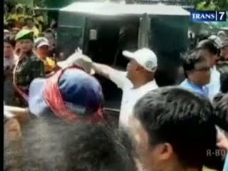 Gerak Jalan, Gubernur Dilempar Bom