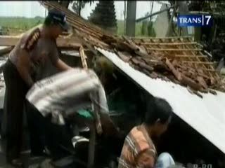 Puting Beliung, Puluhan Rumah Hancur