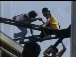 Perempuan Panjat Jembatan 30 Meter