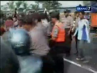 Unjuk Rasa Buruh Pabrik Mainan Ricuh