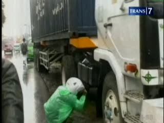  Pengendara Motor Tewas Terlindas Truk