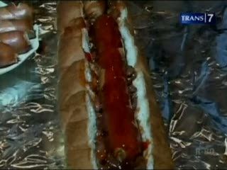 Menikmati Hot Dog 12 Meter