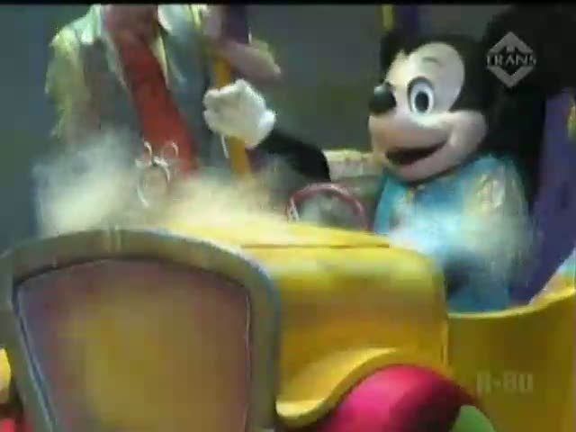 Menonton Show Mickey Mouse