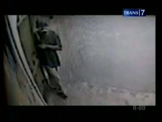 Mantan Supir Terekam CCTV Saat Mencuri