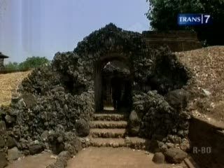 Pustaka Indonesia: Misteri Goa Sunyaragi