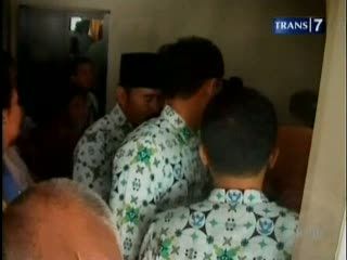 PNS Mengharap Berkah Ponari