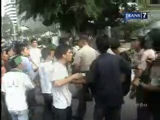 Demo anti Israel di Depan Kedubes AS Rusuh