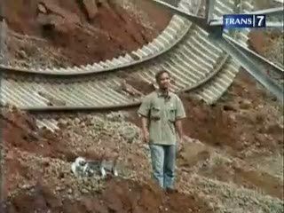 Rel Longsor, Ribuan Penumpang Terlantar
