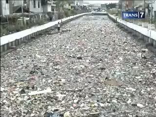 Tumpukan Sampah Sumbat Saluran Air