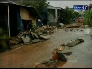 Tanggul Jebol Puluhan Rumah Terendam