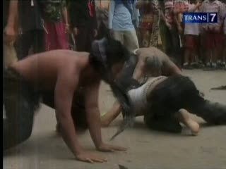 Tradisi Suro, Penari Kesurupan Massal