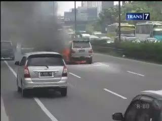 Mobil Terbakar di Jalan Tol