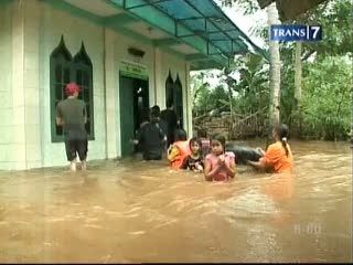 Kampung Pulo Terendam Setinggi Dada