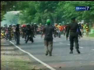 Ribuan Pendekar Pencak Silat Bentrok dengan Warga