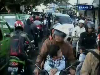 Hari Pertama Kerja, Penumpang KRL Kalang Kabut