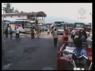 Penumpang Bus Berebut dan Berdesakan 