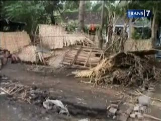 Rumah Ambruk, Pasutri Tertimpa Atap