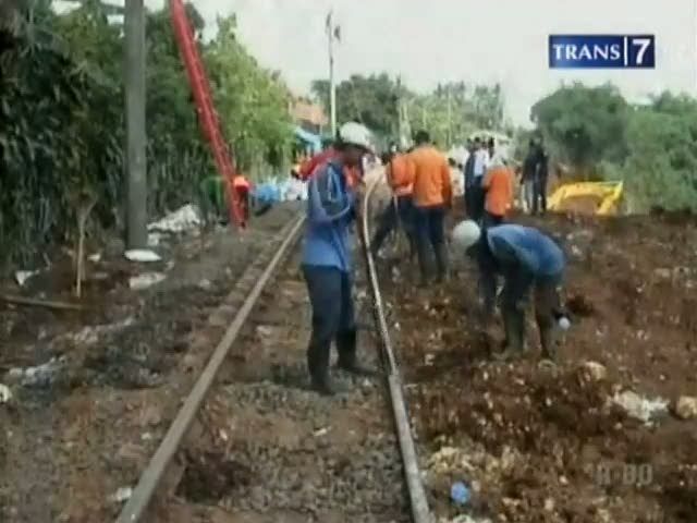 Jalur Rel Longsor Belum Dapat Dilalui