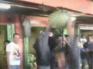Pedagang Buah Banting Buah Semangka