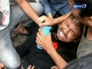 Mahasiswa dan Satpam Saling Lempar Kursi