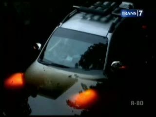 Hindari Truk, Mobil Terjun Sungai