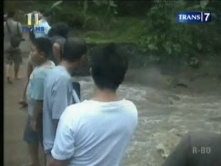 Pria Tanpa Busana Tewas di tengah Sungai