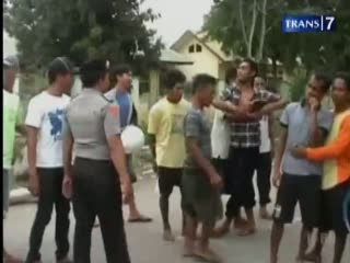 Petani dan Pegawai Pemda Ricuh