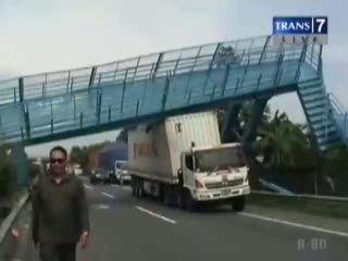 Jembatan Ambruk Ditabrak Truk