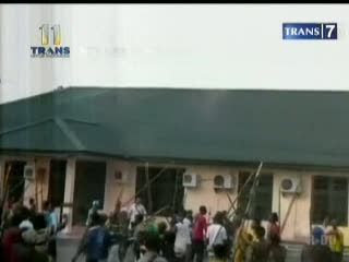 Massa Serang Kantor DPRD Mimika