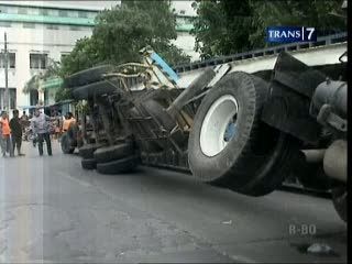 Peti Kemas Lepas dari Truk Trailer