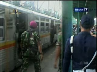 Naik Atap Kereta, Penumpang Dirazia