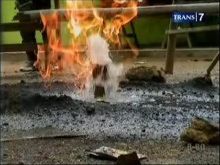 Sekolah dengan Semburan Air, Api dan Gas