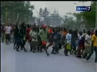 Duduki Kantor DPRD, Massa Bentrok dengan Polisi
