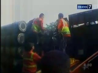 3 Truk Tabrakan, 2 Kernet Tewas Terjepit
