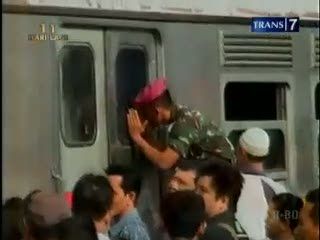 Marinir Tertibkan Penumpang Atap KA