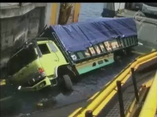 Truk Pengangkut Beras Nyaris Tercebur ke Laut