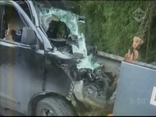 Travel Tabrak Pembatas Jalan, 1 Orang Tewas