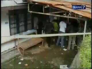 Terbakar Cemburu, Suami Bacok Istri 