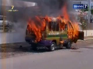 Angkot Terbakar, Sopir Terluka