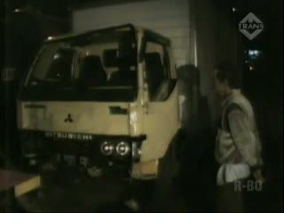 Parkir Sembarangan, Minibus Ditabrak Truk