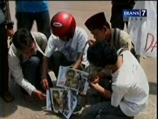 Mahasiswa Bakar Foto Andi Mallarangeng