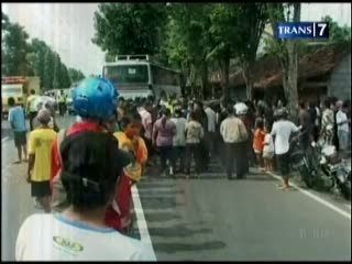 Bus Hantam Mobil, 1 Orang Tewas
