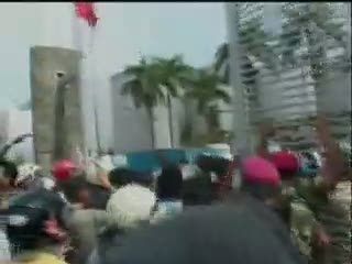 Massa Buruh Rusak Kantor Peti Kemas